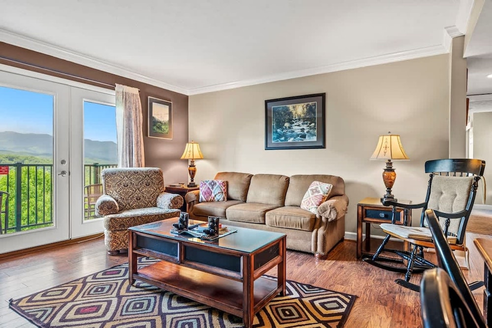 Sleeps 6 Full Kitchen Indoor Pool Mountains Views