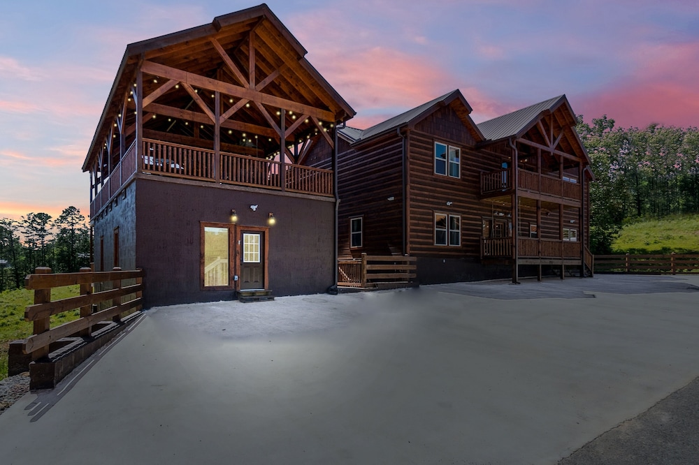 Splash Mountain Lodge 8 Bedroom Cabin