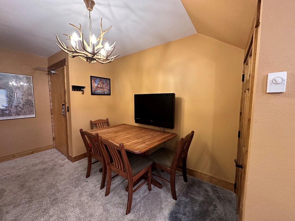 Lakeside, Spacious, Modern 2br - Sleeps Up To 8 2 Bedroom Condo