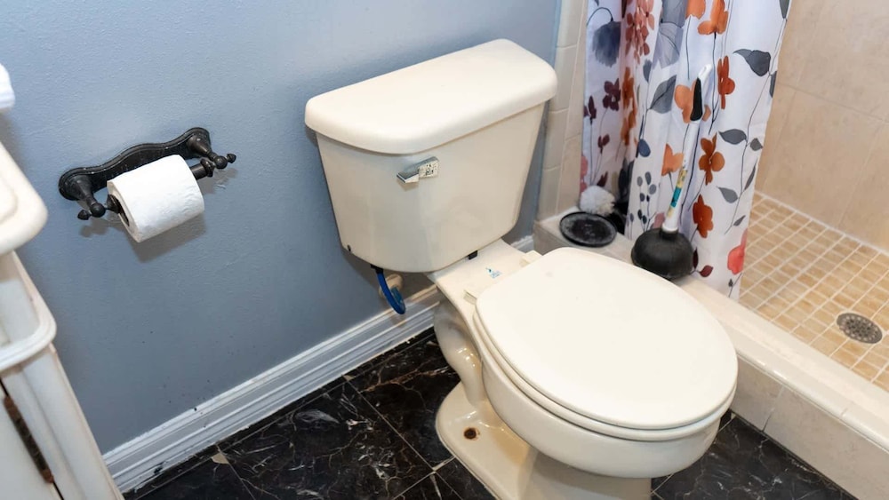 1st Floor Pool Affordable Near Beach 2 Bedroom Apts