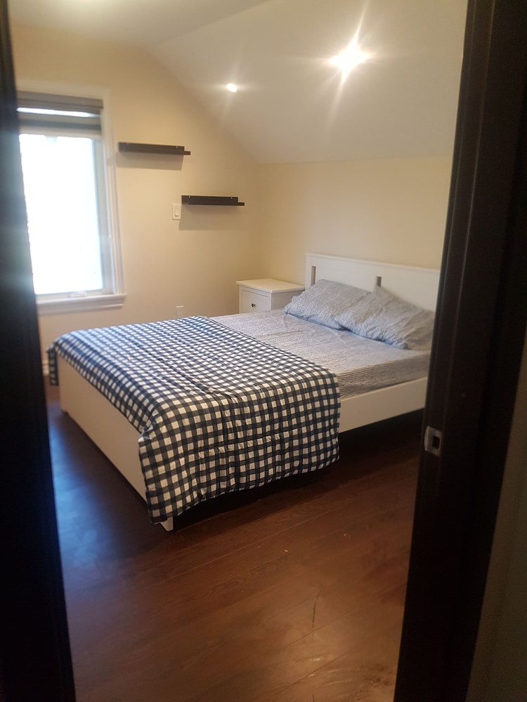 Room in Guest Room - Queen Room 2 Brampton Toronto Canada