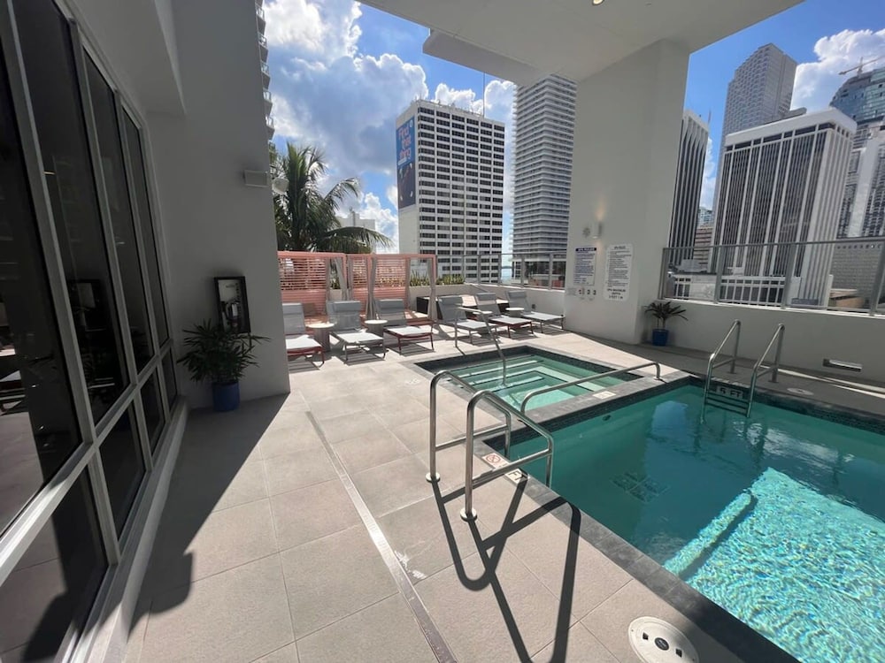 Relax Above Miami Skyline Views Gym Pool