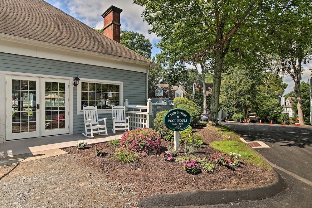 Charming Norwich Condo w/ Pool Access! view 3