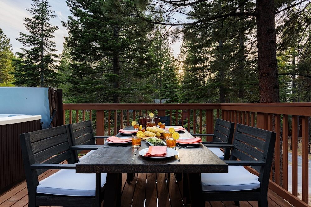 Wolfe by Avantstay 5mins Northstar w Hot Tub Fireplace 2 Private Decks