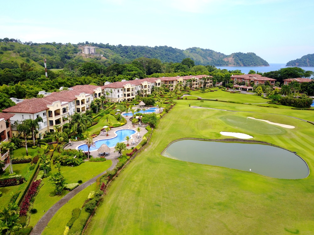 CR Luxury Los Sueños Condos
