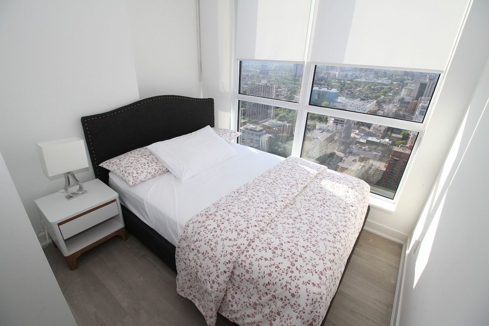 Luxury condos in Entertainment District - Image 5