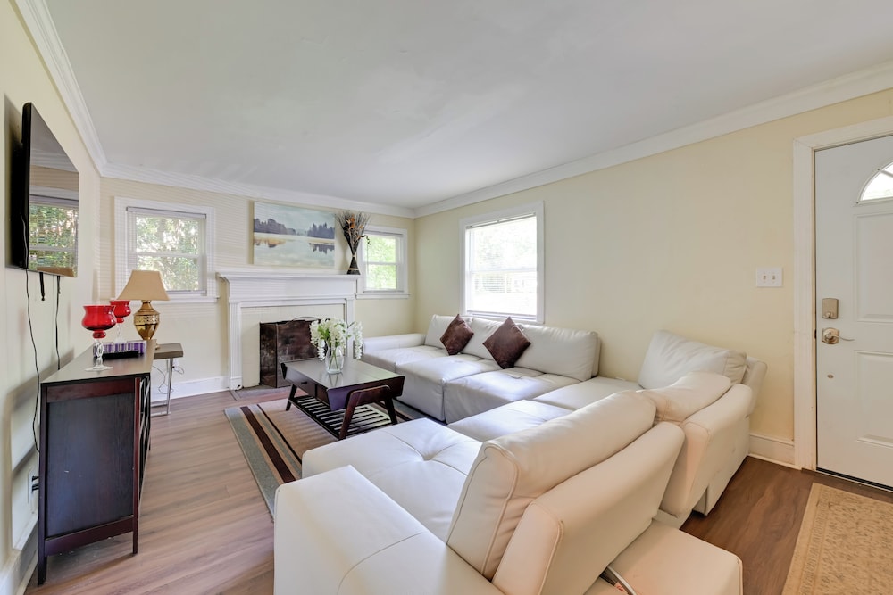 5 Mi to Uptown: Charlotte Hideaway w/ Yard