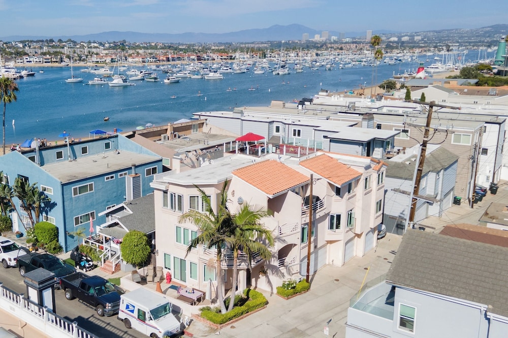 Shoreline Villa by Avantstay Steps to the Beach, Bay, & Pier!, photo 23