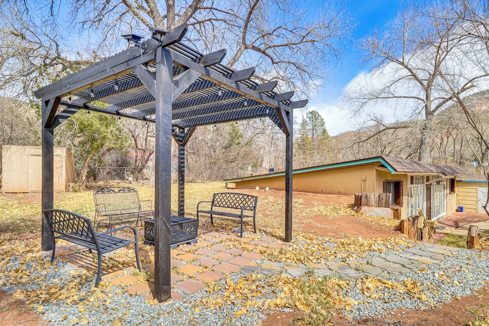 Half-mi to Jemez Hot Springs: Cozy Cabin Getaway!