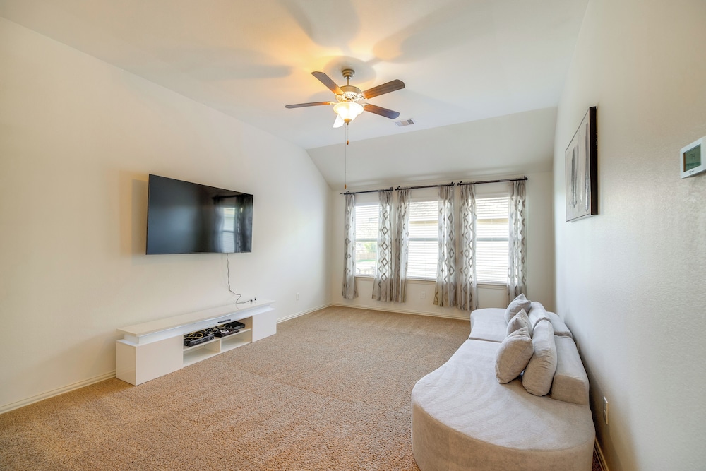 22 Mi to Dtwn Houston: Spacious Baytown Home!