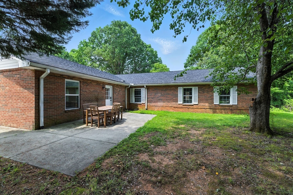Family Getaway 9BR Open-concept Retreat
