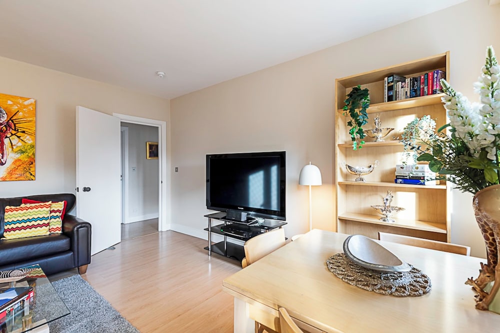 Beautiful Two Bedroom Abode Near Baker Street