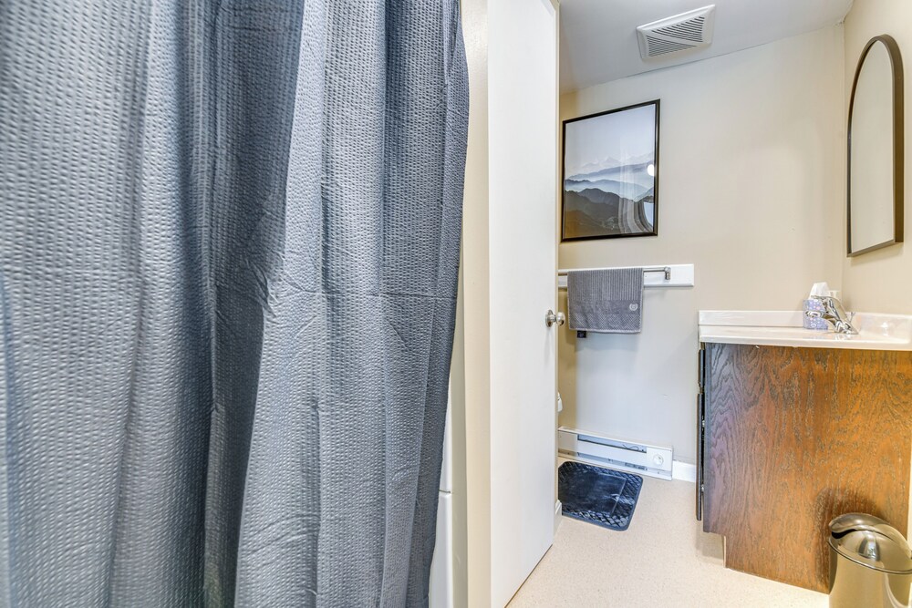 4 Mi to Stowe Mountain Resort: Studio w/ Balcony