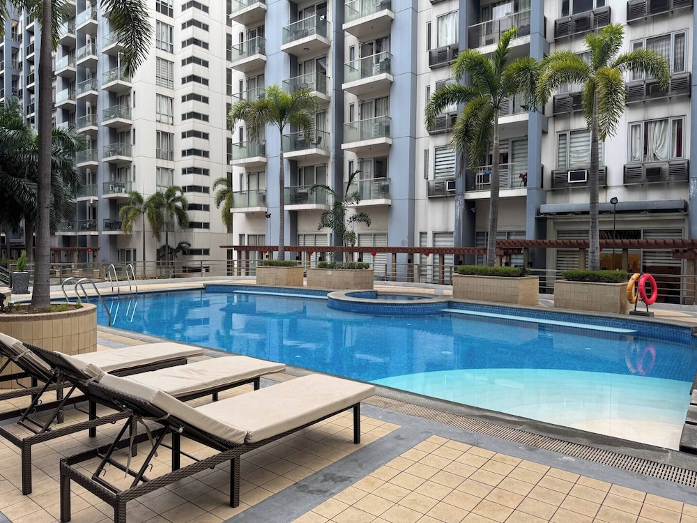 Newport Stay Walk to Naia T3
