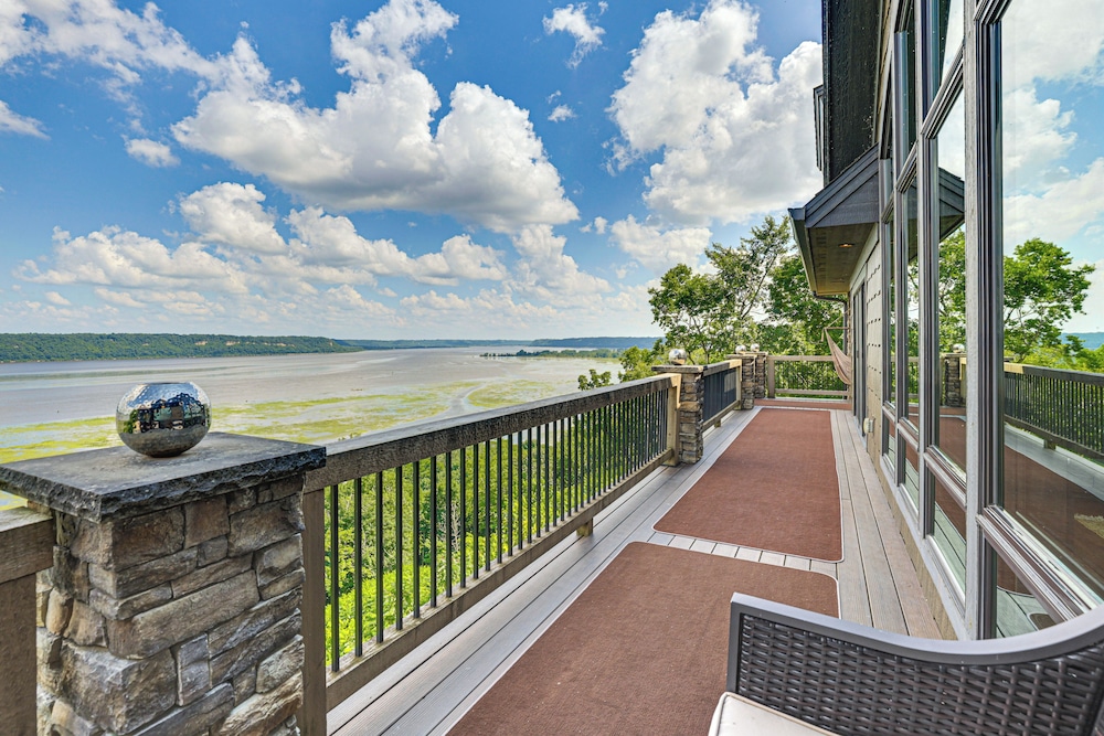 River Views + Wraparound Deck: Dubuque Getaway