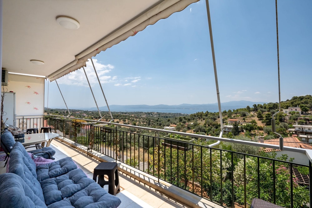Peaceful Hilltop Apartment With Balcony Sea View