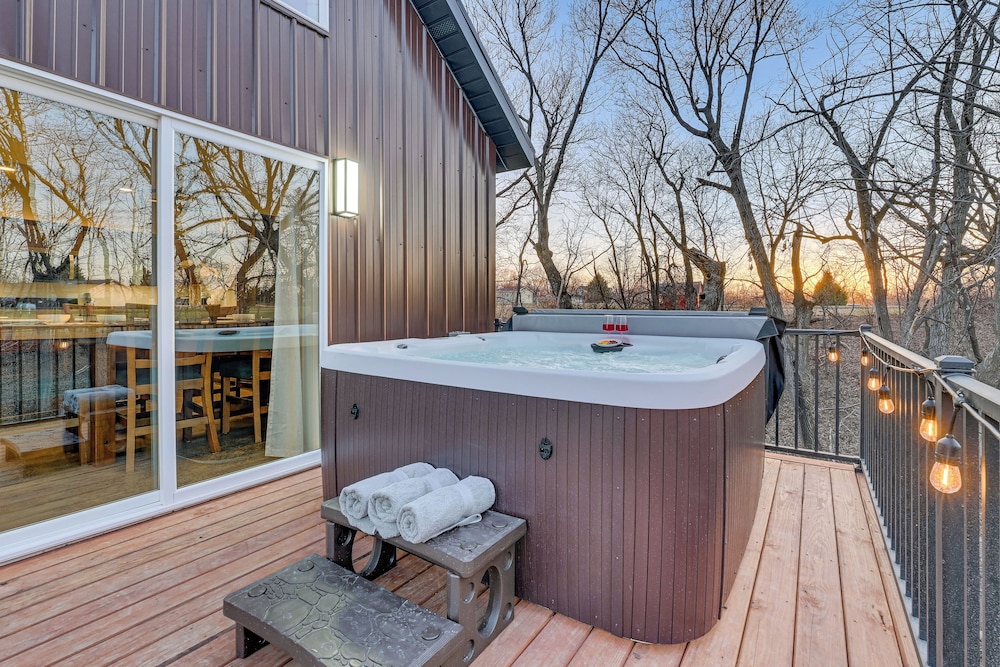 Hot Tub, Water Access: Cabin Near Lake Red Rock!