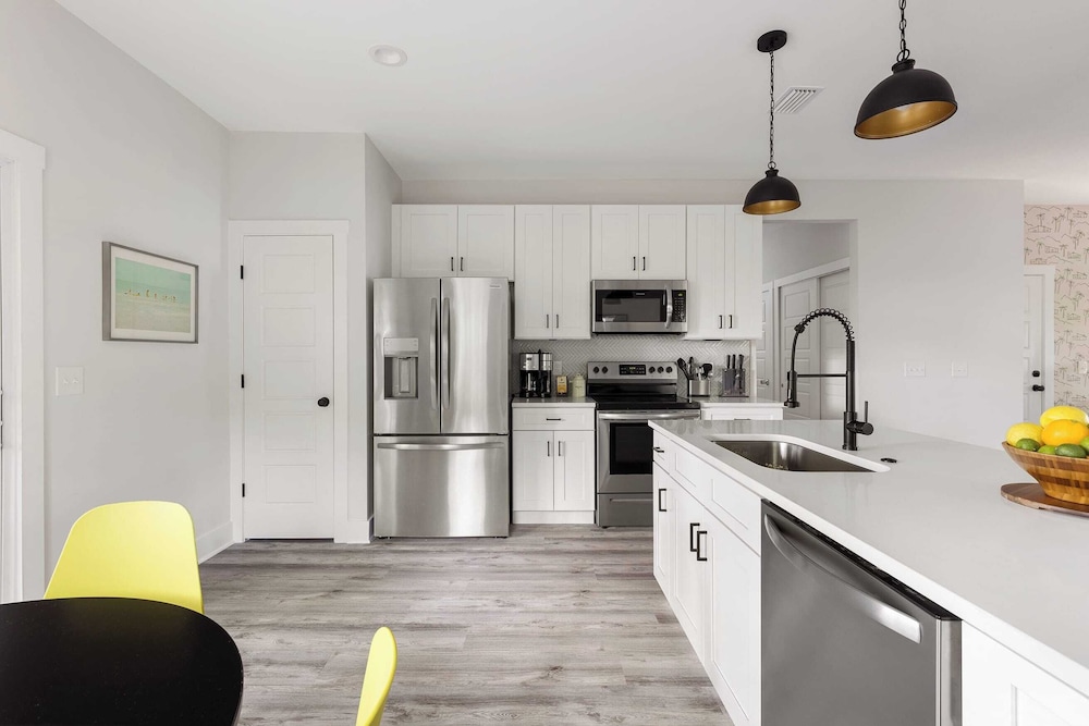 Sleeps 20! 2 Homes w/ Hot Tub, Putting Green, Bocce Golden Hour & Blue Hour