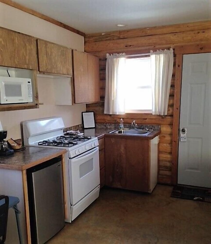Tenderfoot Cabins & Motel
