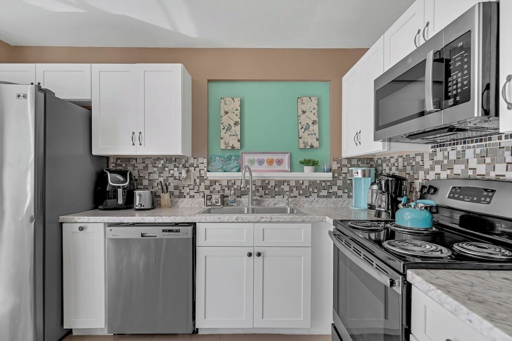 Comfortable 4BR Getaway: Wifi & Parking Included