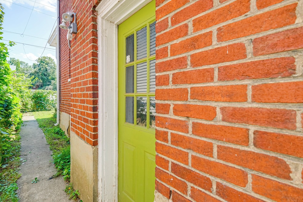 Half-mi to Dtwn: Cozy Roanoke Apt!