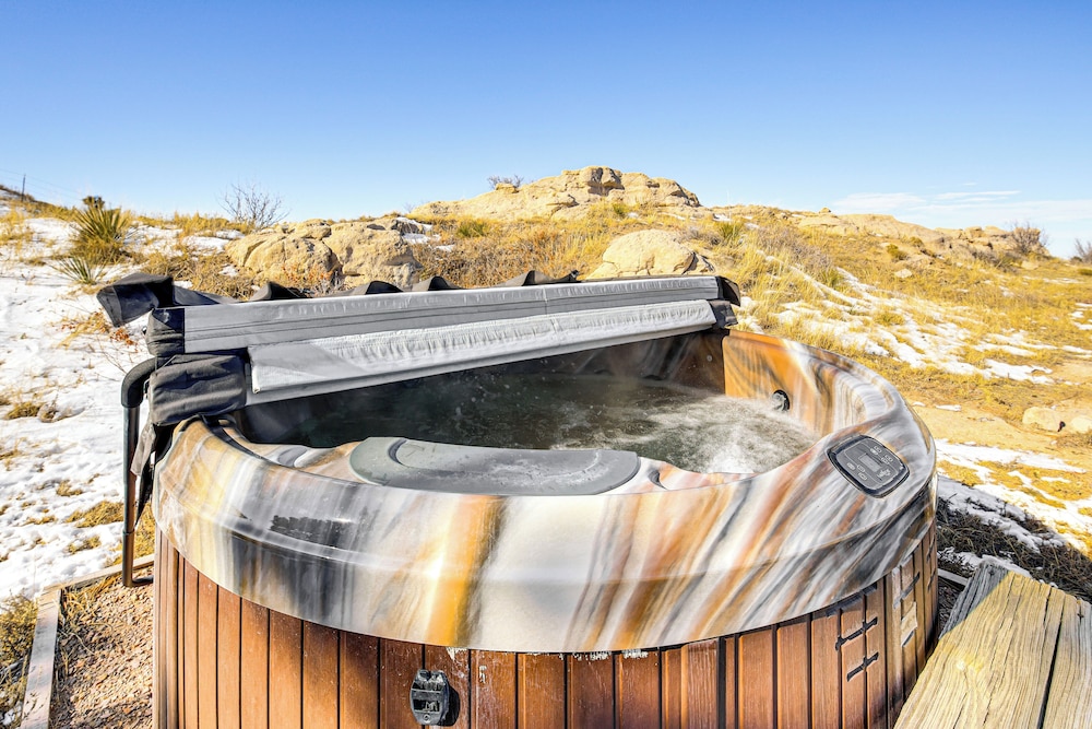Pine Ridge Cabin on 62 Acres: Hot Tub & Views!