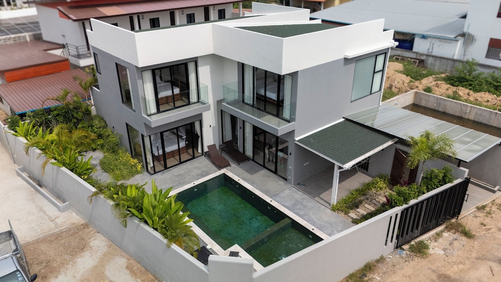Family PoolVilla Near the Pier V266
