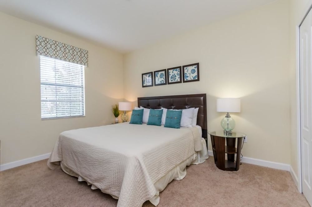9 Bedroom 5 Bathroom in Champions Gate view 3