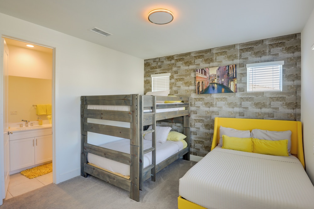 2 Mi to Fantasy Springs Casino: Lakefront Retreat!