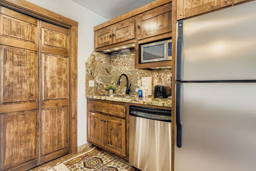 Charming 2br Escape Hot Tub, Bbq & Mountain Comfort 1424 2 Bedroom Condo