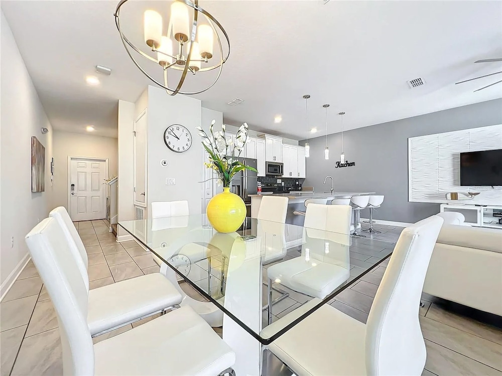 Stunning 4Bd w Pool Storey Lake 5019