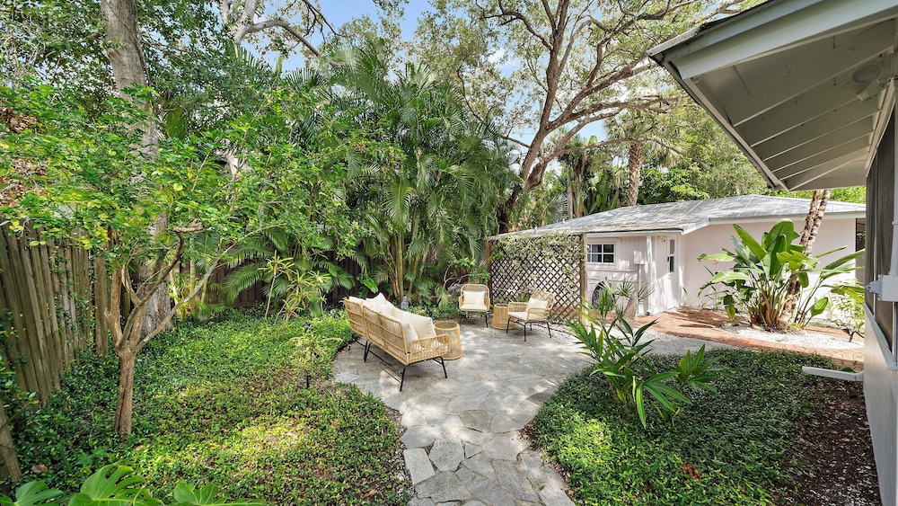 Hidden Oasis A 1 Bedroom Bungalow