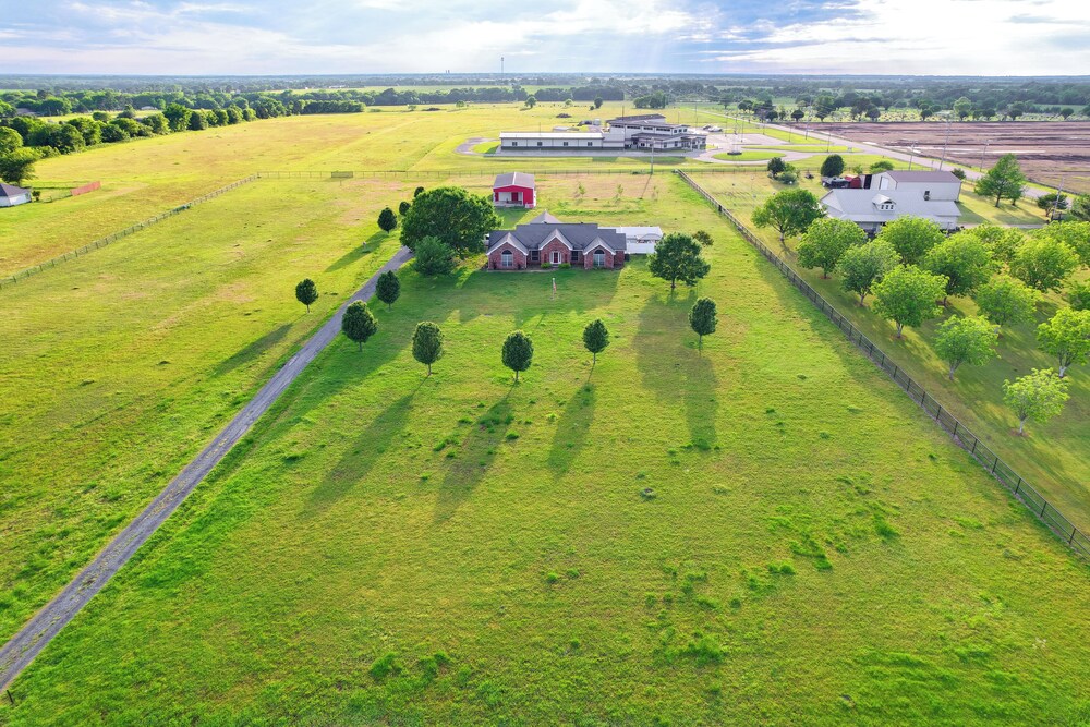 9 Mi to Lake Texoma: Calera Escape w/ Gazebo!