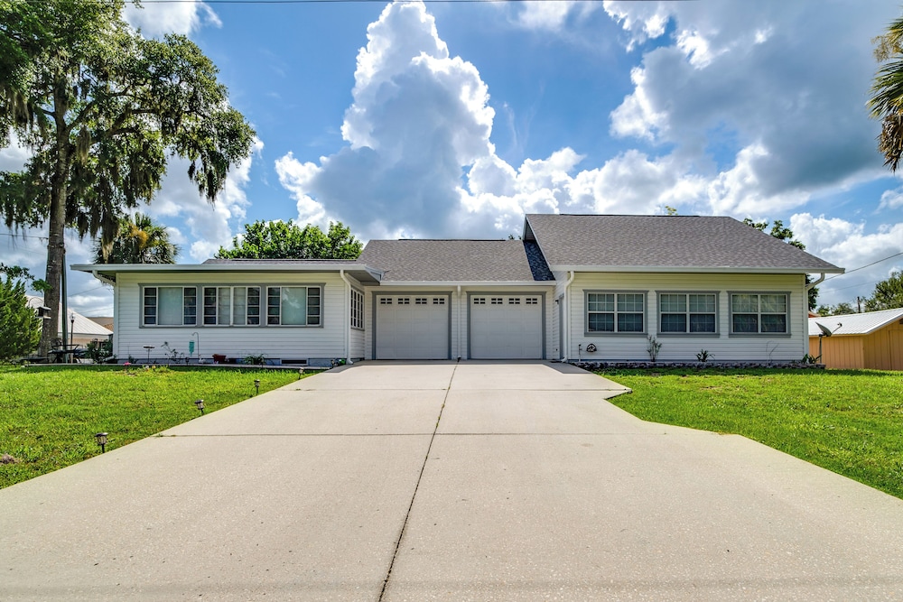 Explore Dtwn Crystal River: Walkable Duplex Unit