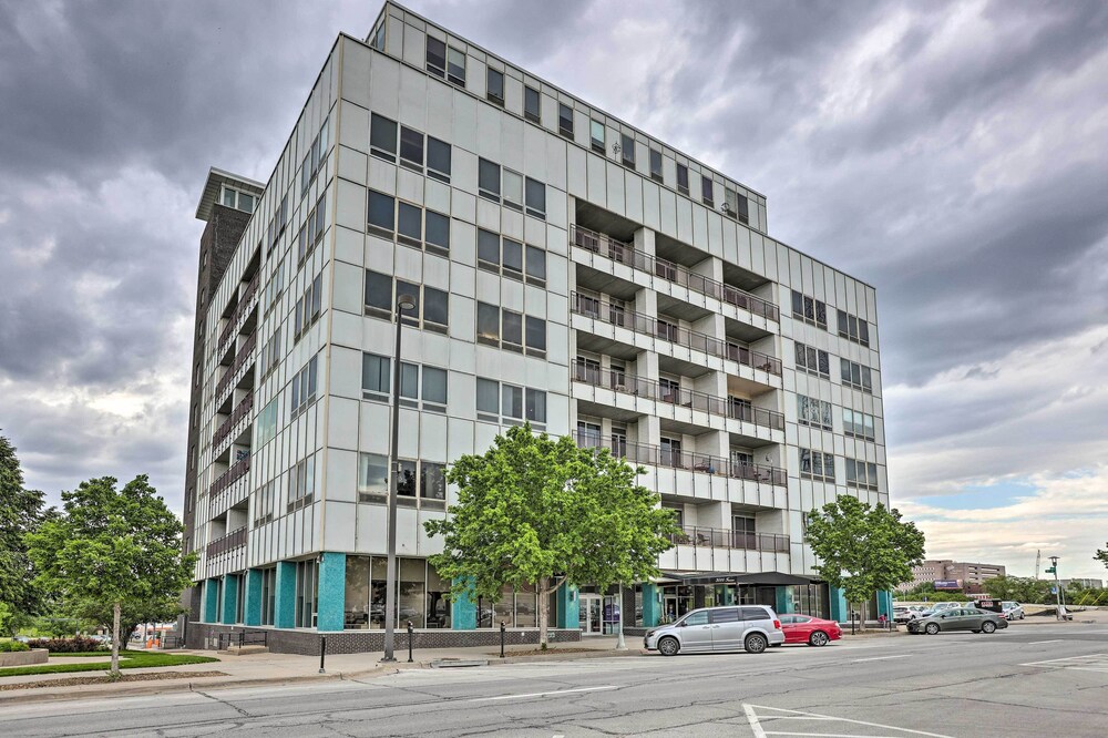 7th-floor Omaha Condo w/ Balcony & Park Views view 5