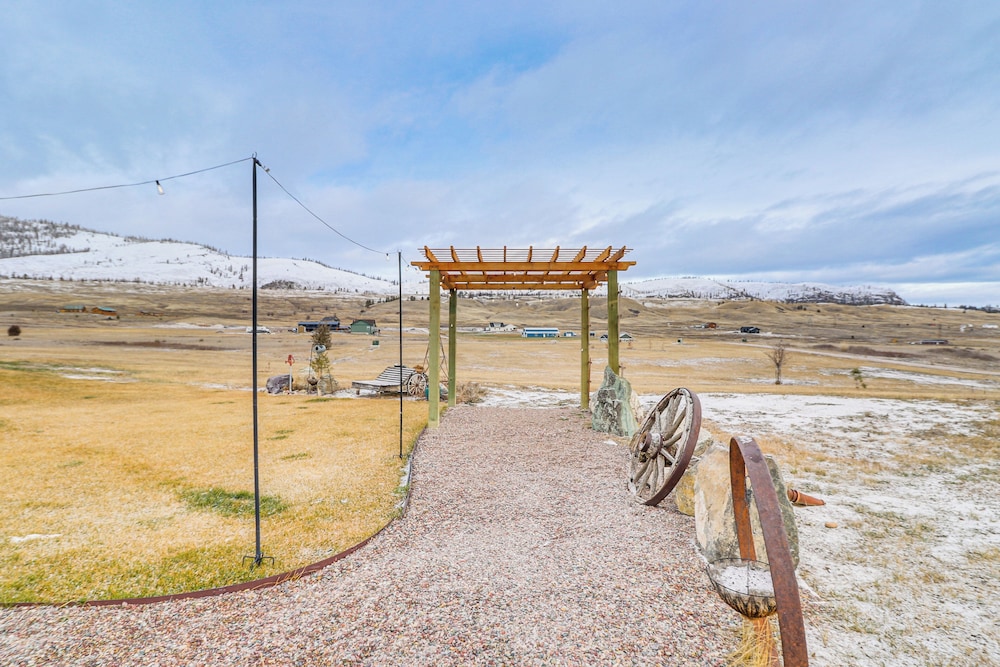 Starry Skies & Mtn Views: Family Retreat in Elmo