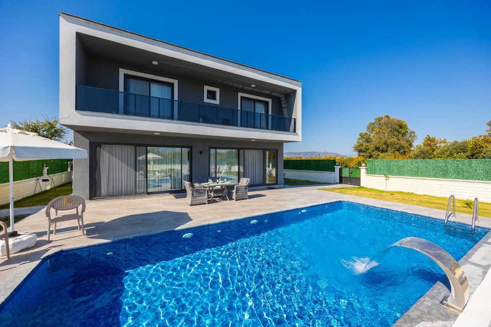 Villa Grand Yasar 4 With 4 Bedrooms and 4 Bathrooms