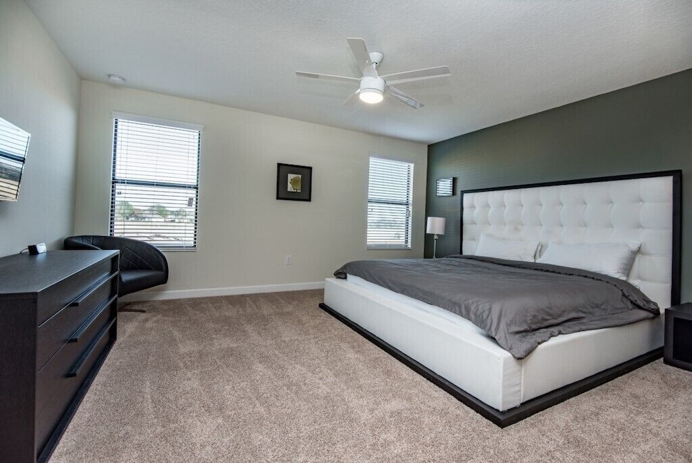 6bed 4Ba Villa Game Room Pool Spa view 5