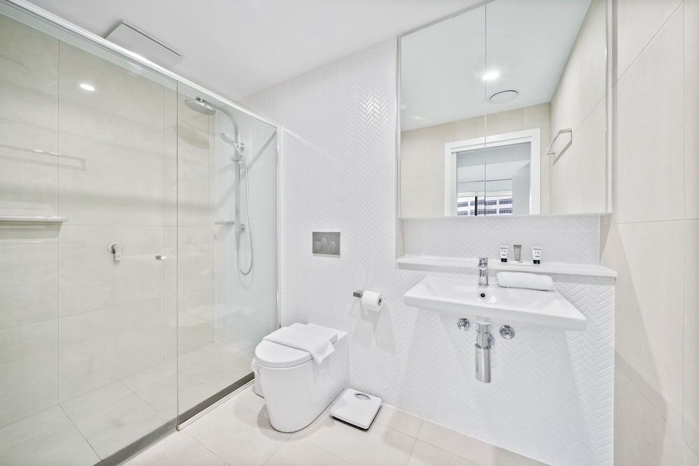 Inner-city 2-bed With Large Balcony, Garden & Gym