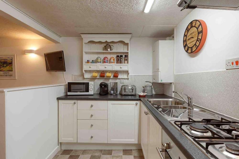Ground Floor Apartment W/large Enclosed Garden view 5