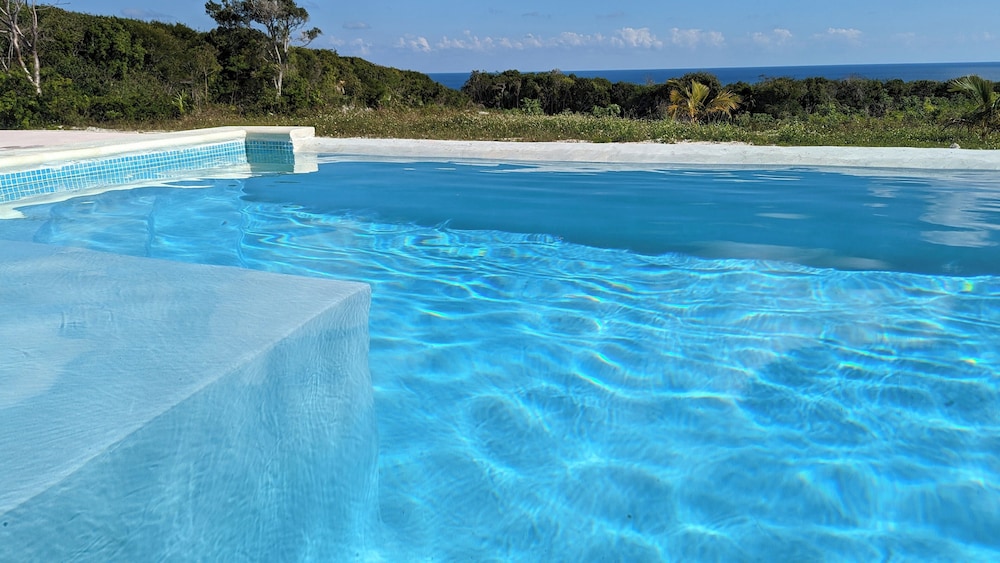 Paradise Cove: Oceanfront Haven With Infinity Pool