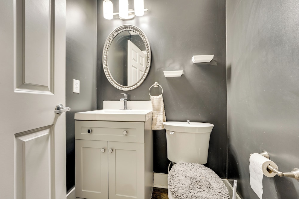 Spacious Family Getaway: 8 Mi to Main St Ann Arbor
