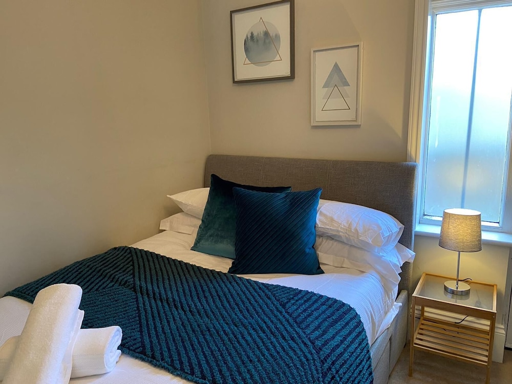 Luxurious 1 bedroom apartment view 3