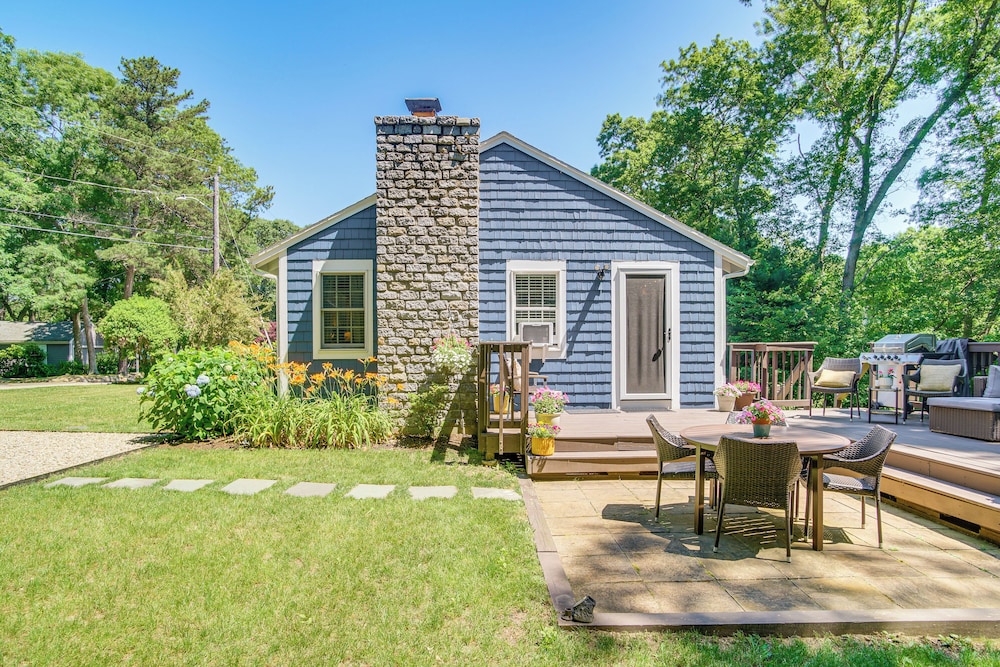 Charming Cape Cod Cottage: 4 Mi to Bristol Beach!