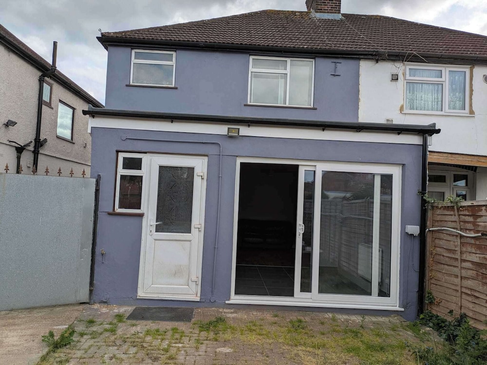 Westwick Gardens Retreat - 4 Bedroom House
