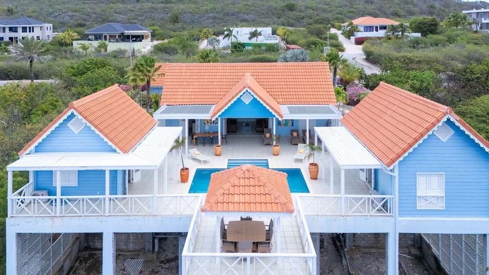 Ocean Whisper Villa in Sint Willibrordus