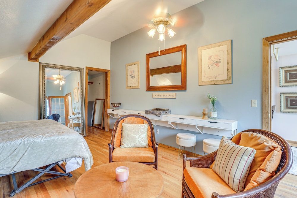 Walk to Ren Fest: Larkspur Farmhouse Hideaway