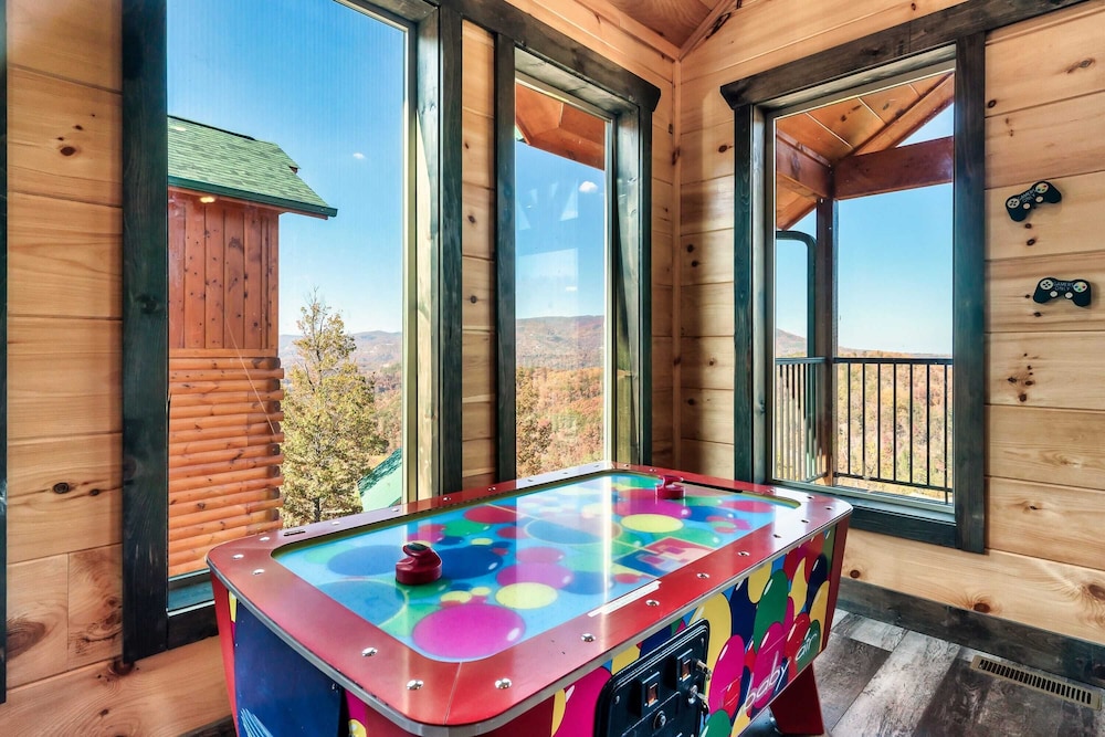 2 Homes Firefly Trail Way by Avantstay Sleeps 28, Indoor Pool + Hot Tub + Movie Theater & Game Room