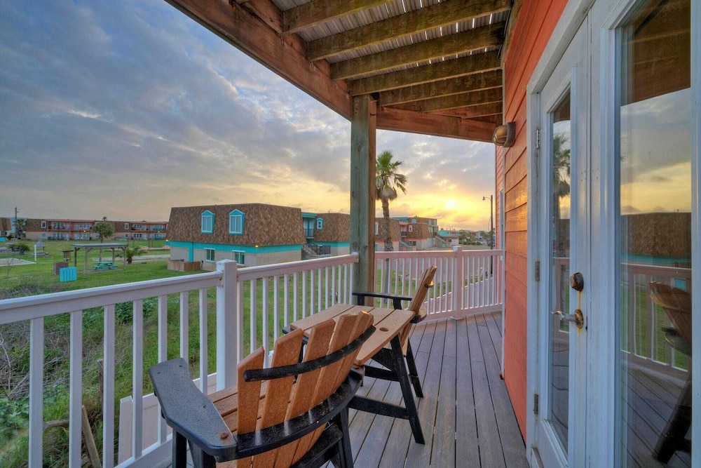 Beach Boardwalk, Pool Access & Ocean Views Coral Reef by Avantstay