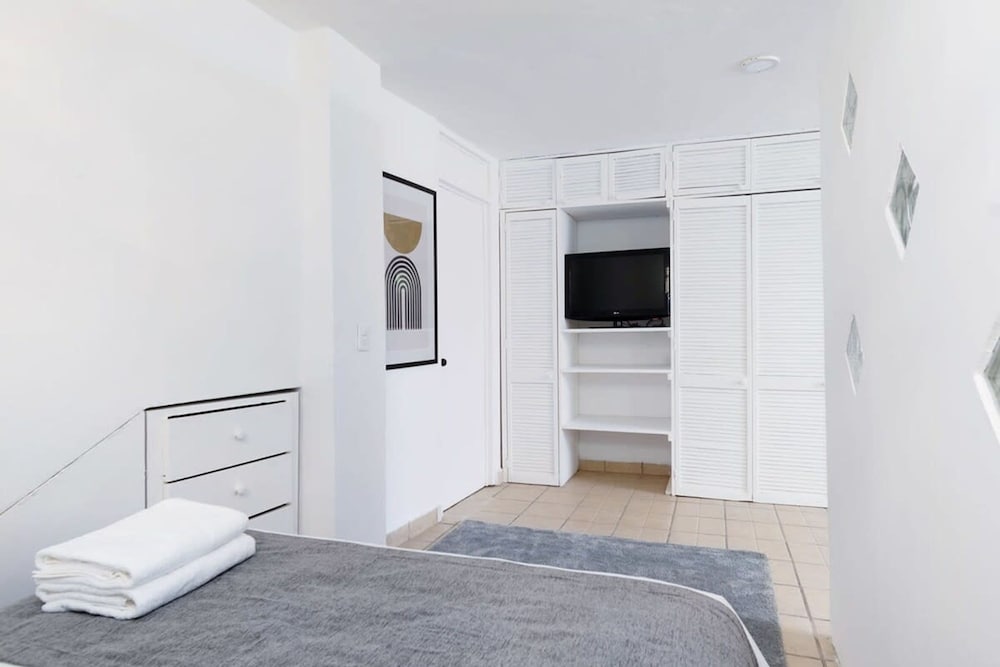 1 BR Suite 1 Block Away From the Beach